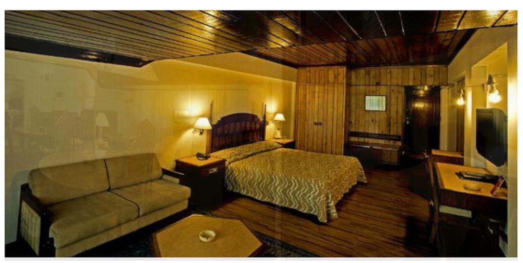 Hotel Broadway Сринагар Номер фото