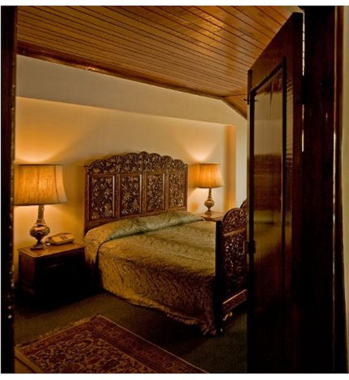 Hotel Broadway Сринагар Номер фото