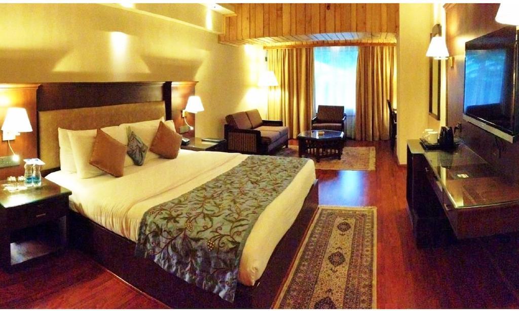 Hotel Broadway Сринагар Номер фото