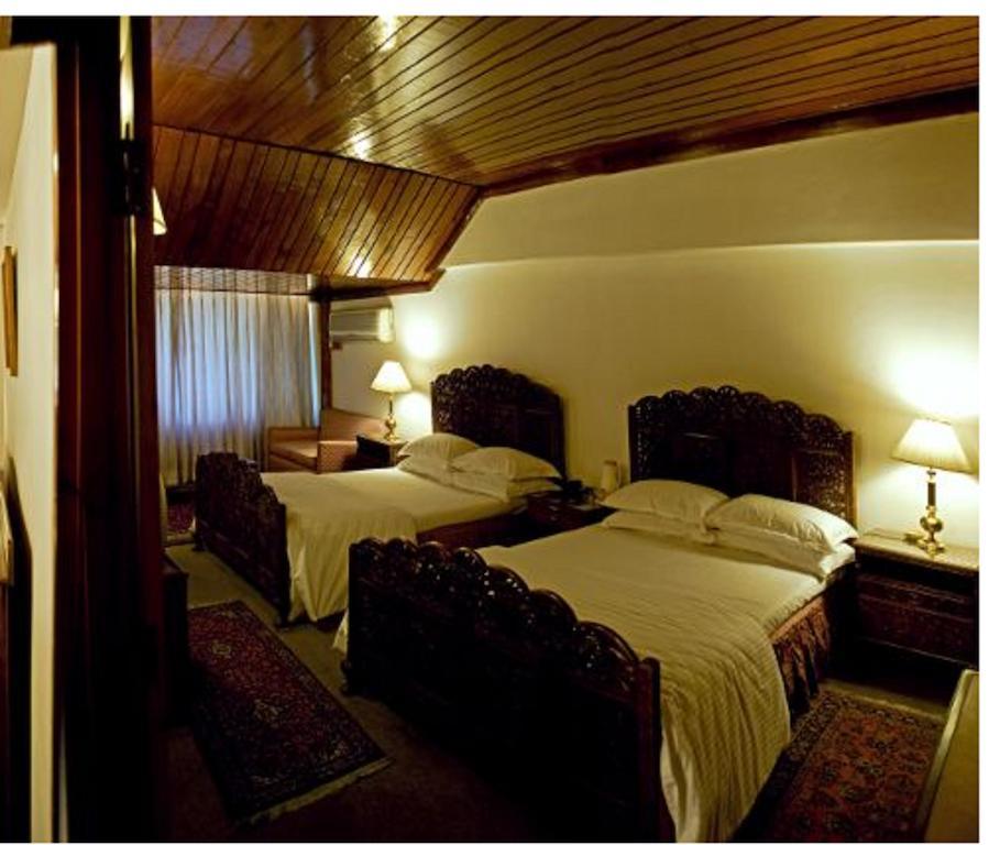 Hotel Broadway Сринагар Экстерьер фото