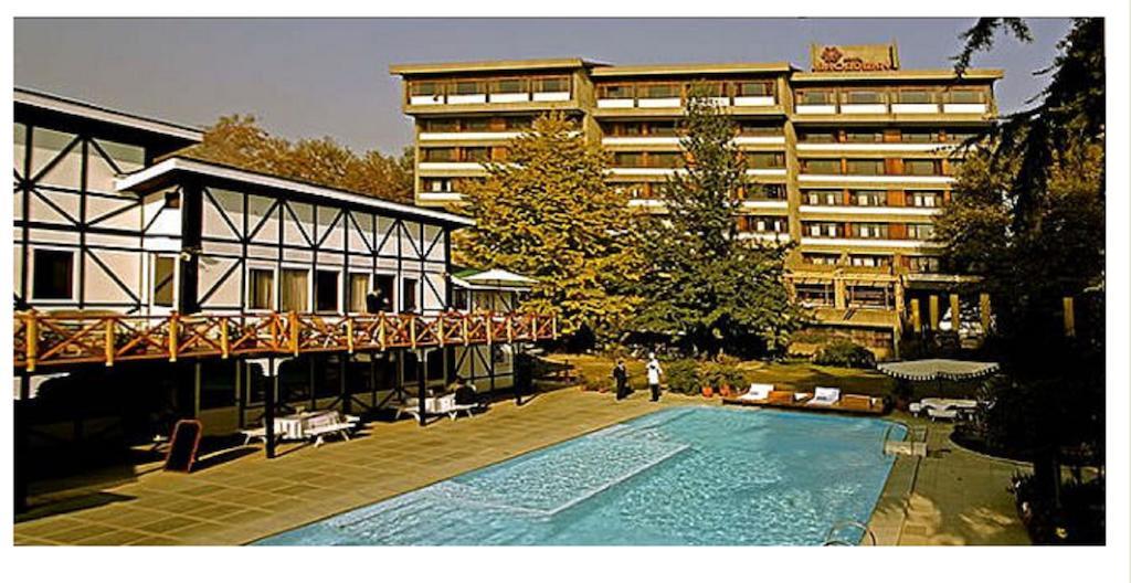 Hotel Broadway Сринагар Экстерьер фото
