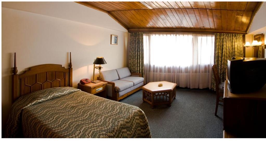 Hotel Broadway Сринагар Экстерьер фото